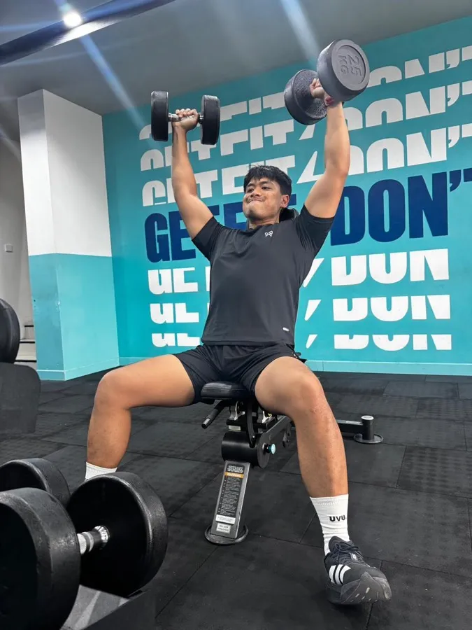 Bagus APH latihan dumbbell shoulder press di gym